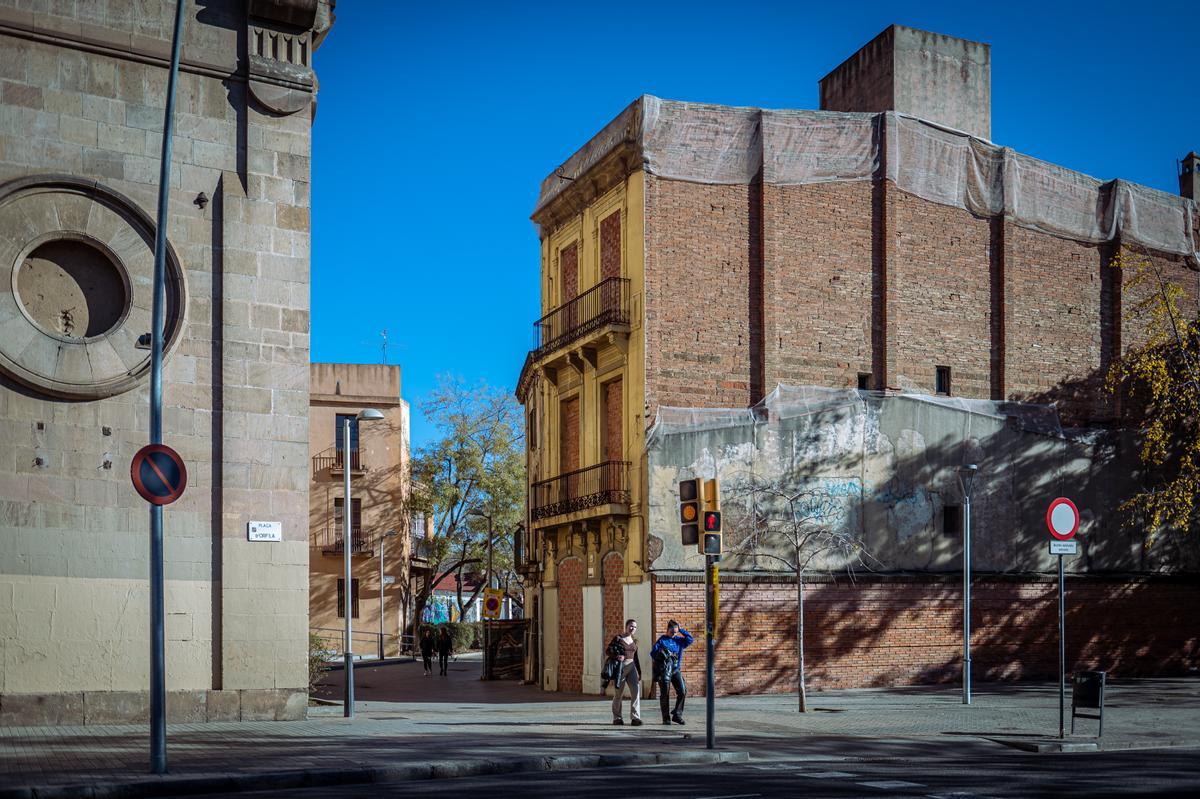 Casetas medio hundidas de la calle del Pont, junto a la parroquia de Sant Andreu de Palomar en la plaza Orfila