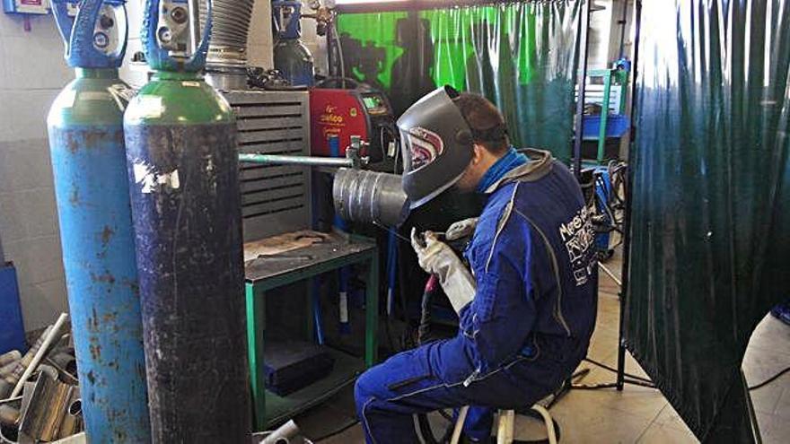 Un alumno del Centro Menesiano Zamora Joven realiza una práctica en el grado de Soldadura y Calderería.