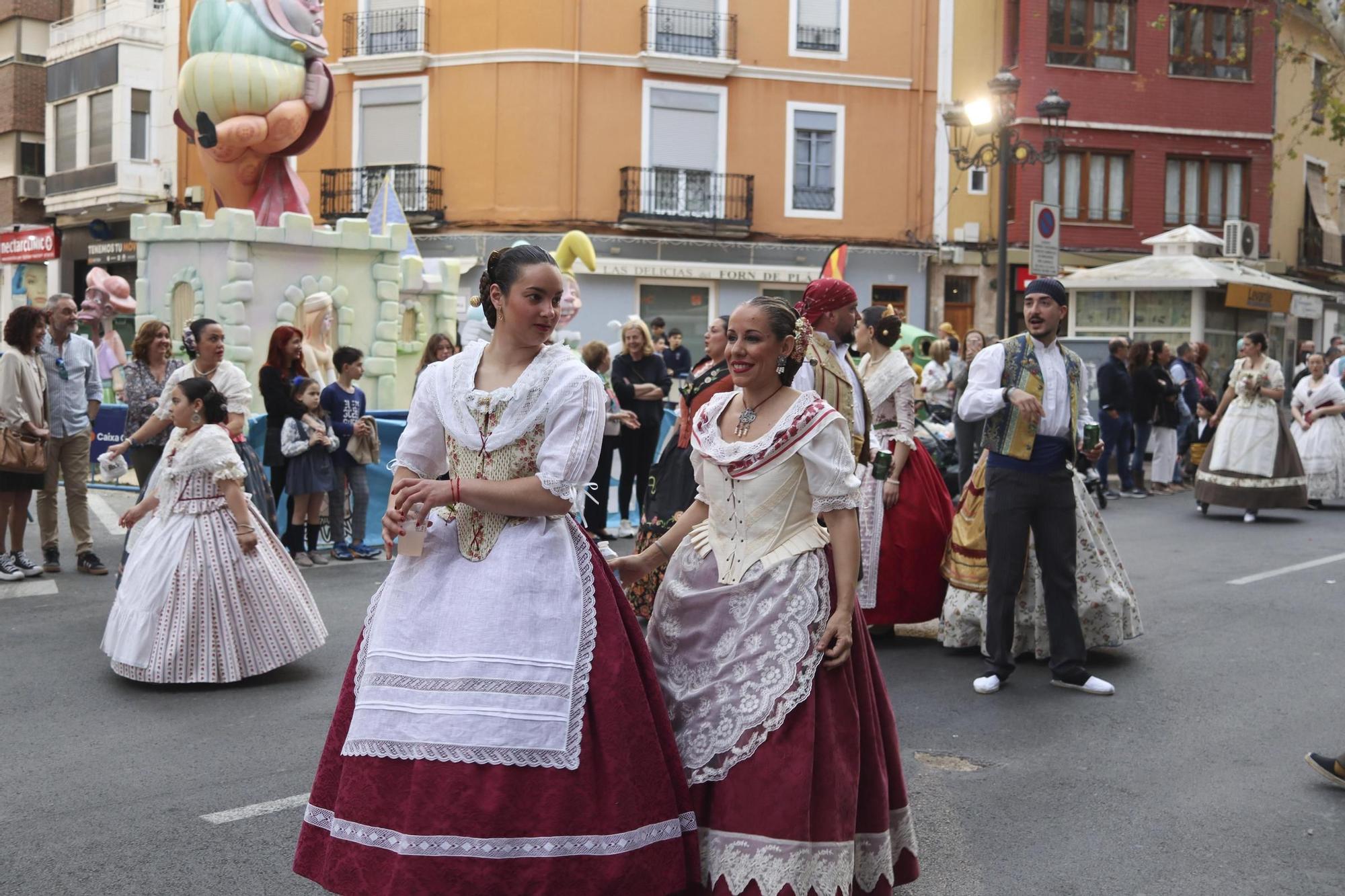 La tradicional visita a las fallas de Xàtiva en imágenes