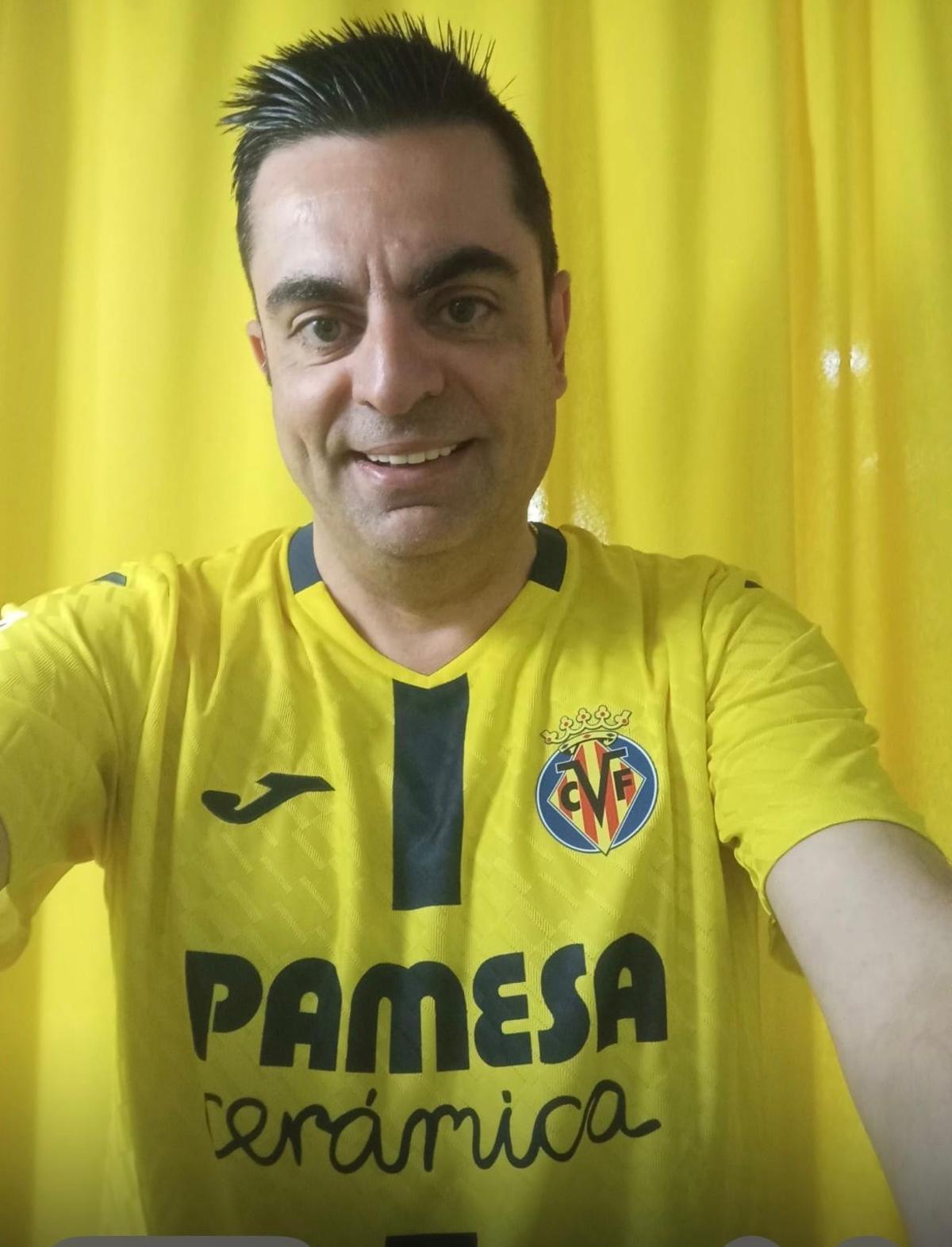 Néstor Meseguer, abonado 305 del Villarreal CF, en el probador de la tienda con la nueva camiseta de la Champions 2025/26.