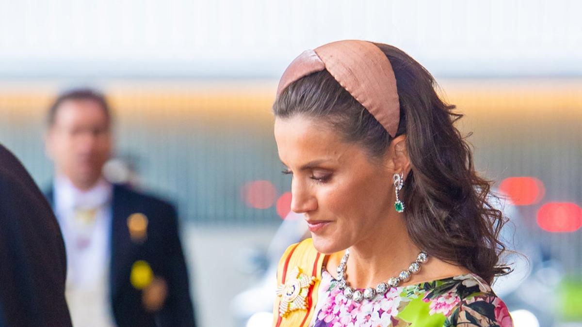 La Reina Letizia luciendo una preciosa diadema ancha en rafia y terciopelo rosa.