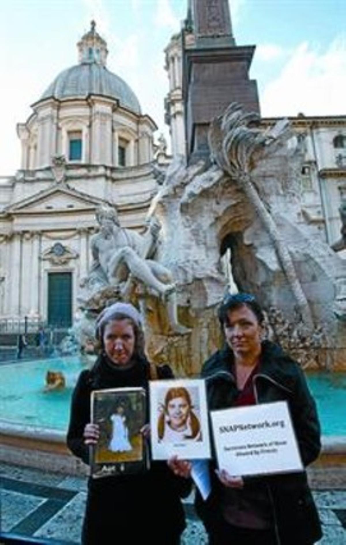 Justicia 8 Dos víctimas de abusos eclesiales protestan en Roma, ayer.