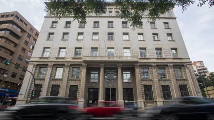 El edificio de Hacienda de la calle Guillem de Castro lleva cerrado dos años por desprendimientos.