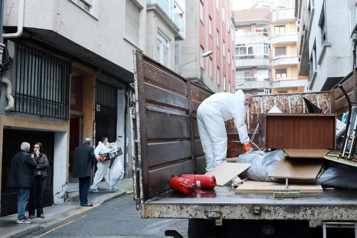 Así fue el vaciado de un piso asolado por la basura en Vigo