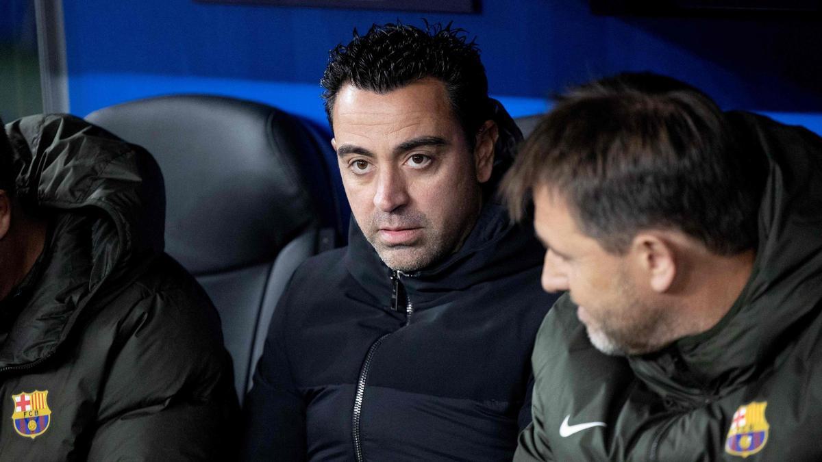 Xavi, en el banquillo, junto a Sergio Alegre, su ayudante, durante el Shakhtar-Barça.