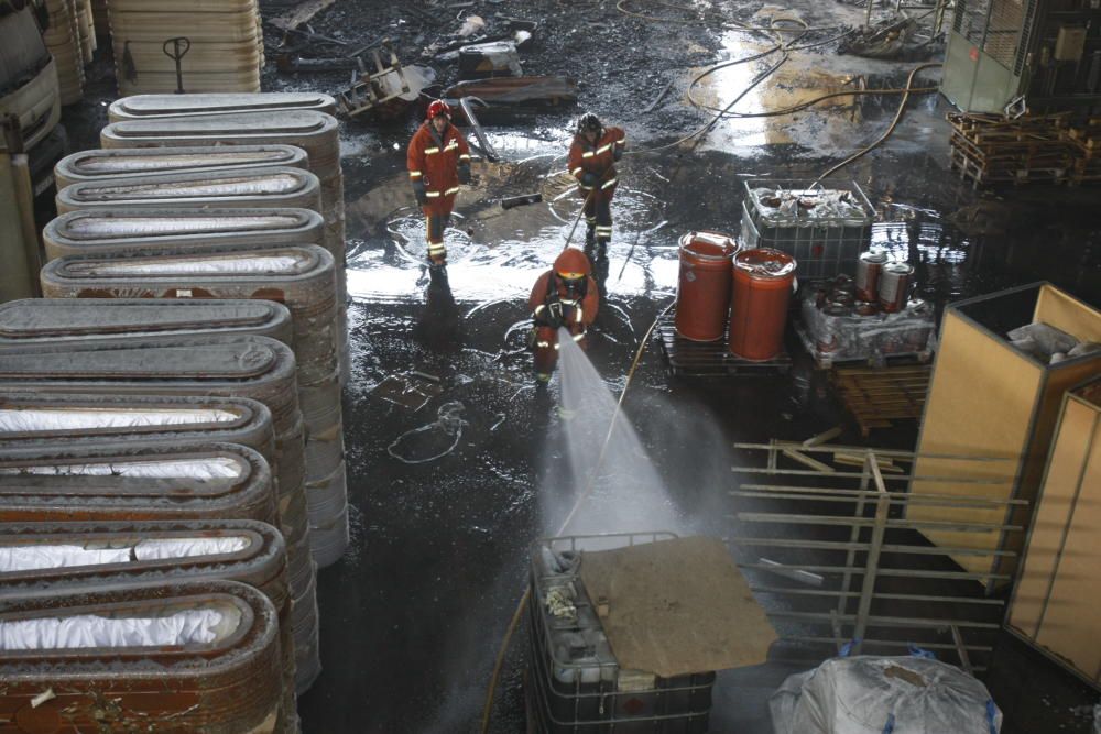 Los bomberos trabajan en la nave de ataúdes siniestrada hoy en Moixent.