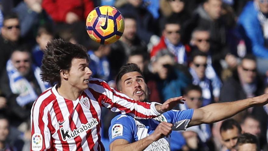 Iturraspe y Gabriel Pires saltan por un balón.