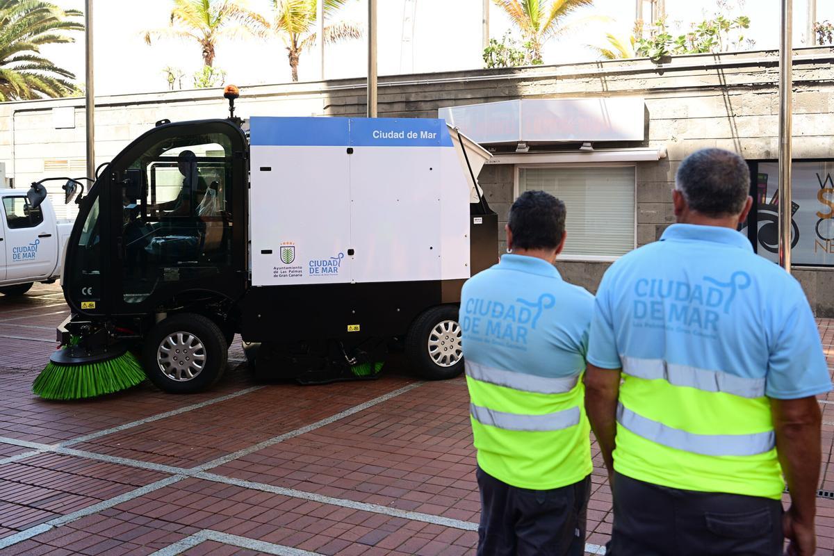 Nueva barredora para los paseos de Las Canteras y El Confital en Las Palmas de Gran Canaria.