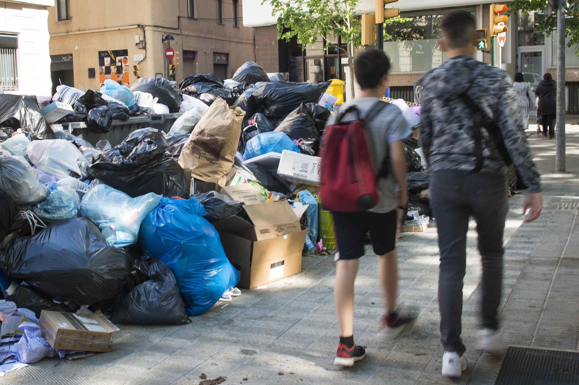 Estat dels carrers de Figueres per la vaga d'escombraries