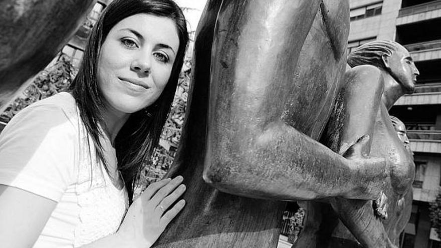 Virginia Martínez, junto a la estatua de «La Concordia».