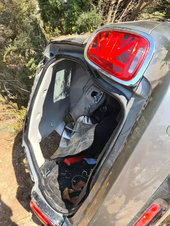 Aquí están las fotos del coche volcado en Roca Llisa