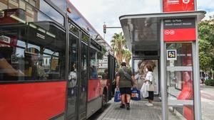 Archivo - Imagen de archivo de un autobús y una parada de la EMT de València.