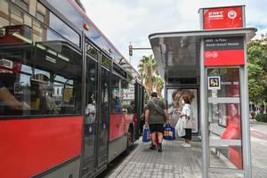 Pasajeros reducen a un hombre que quería subir fumando al bus en Valencia