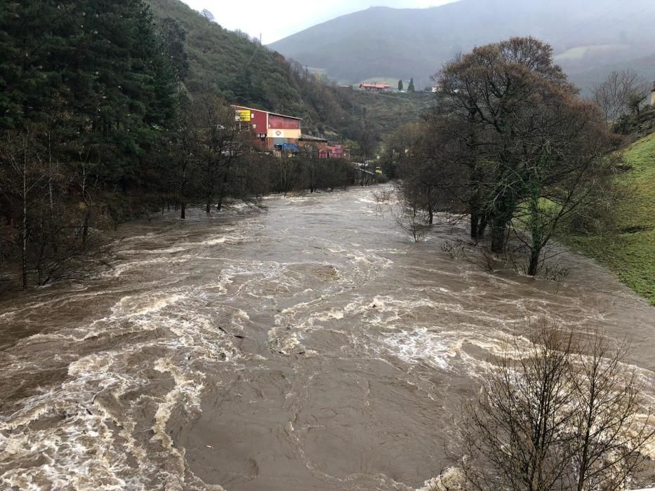 Tiempo en Asturias: Las espectaculares imágenes de las riadas, argayos e incidencias del temporal