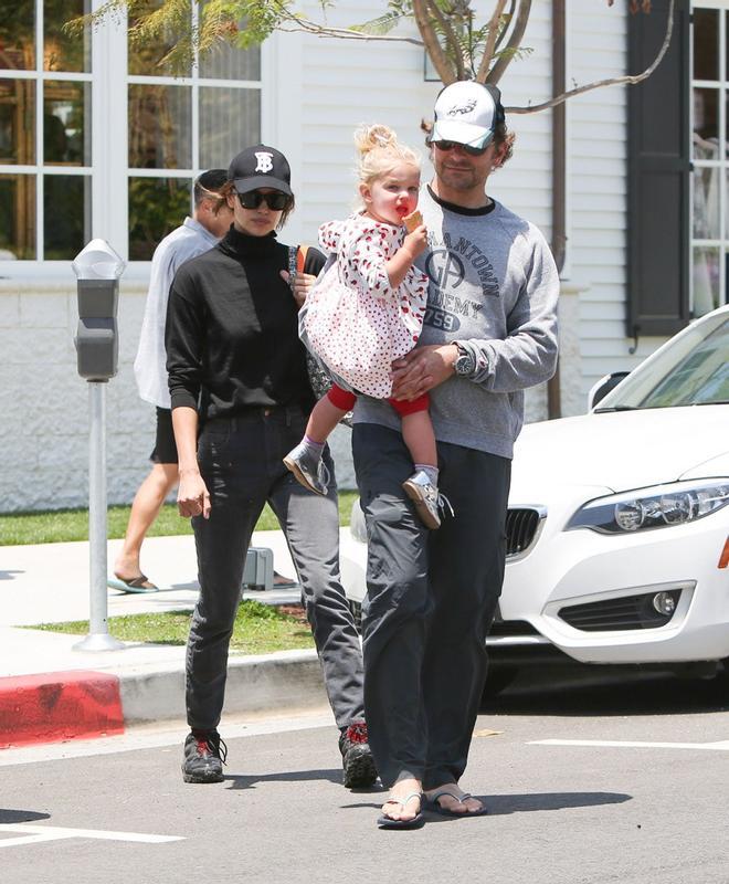 Bradley Cooper e Irina Shayk pasean junto a su hija por Los Ángeles
