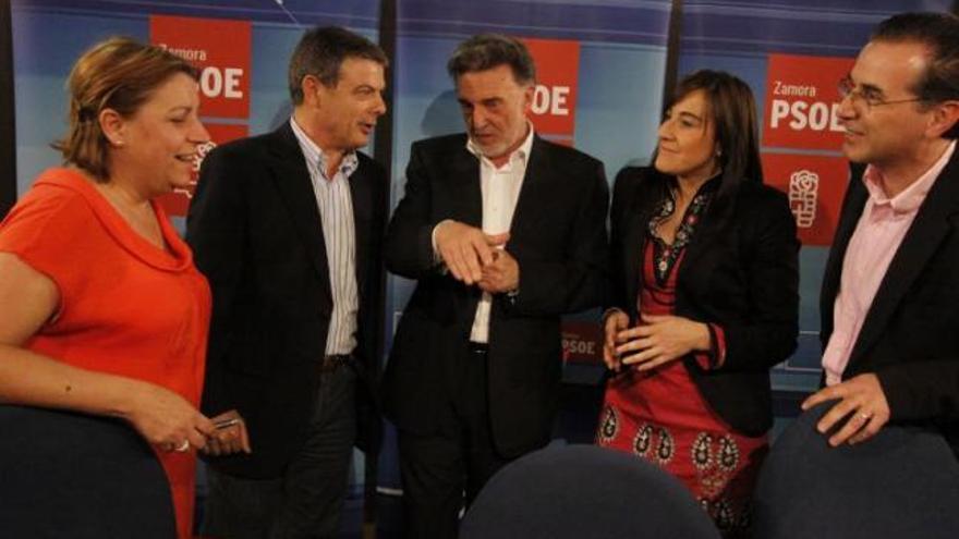 Desde la izquierda: Nieves García, Manuel Fuentes, Miguel Alejo, Ana Sánchez y Antonio Plaza, en el foro del PSOE.