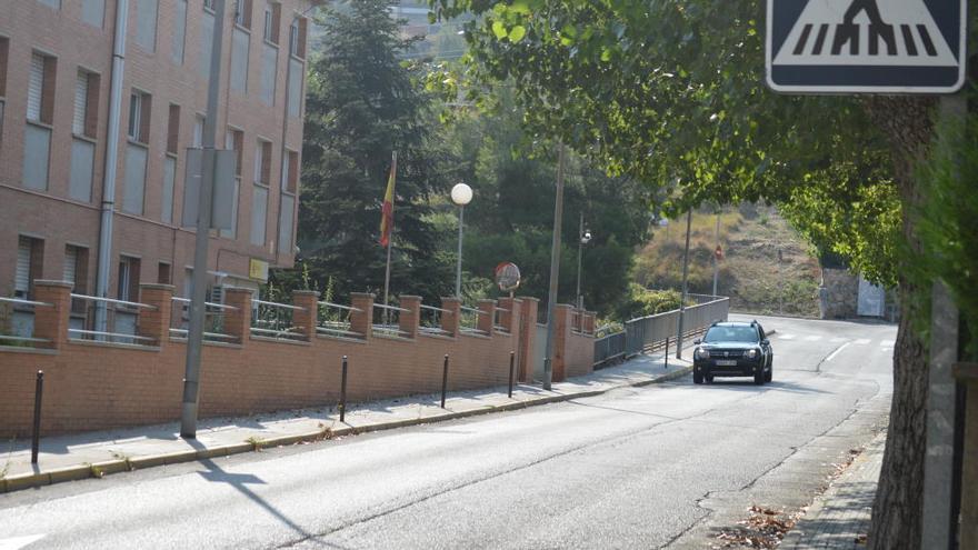 Exterior de la caserna de la Guàrdia Civil de Berga aquest divendres, ja sense els agents armats