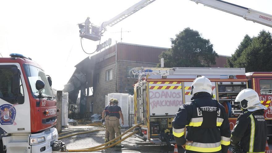 Bomberos de Galicia y Portugal, en la extinción del incendio en Tomiño.