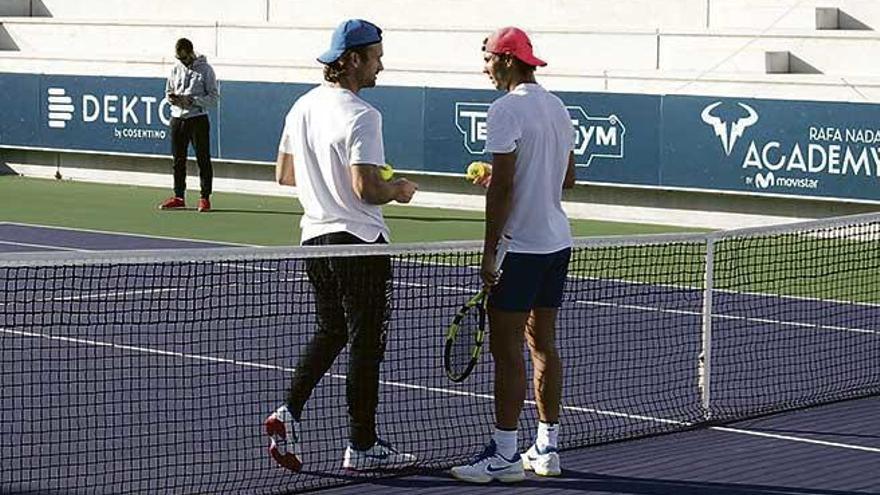 Rafel Nadal conversa con su técnico, Carlos Moyá, durante el entrenamiento del miércoles en la Academia en Manacor.