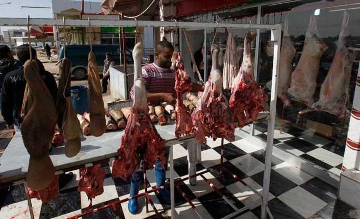 Un carnisser libi treballa a la seva botiga del mercat públic de Bengasi, Líbia.