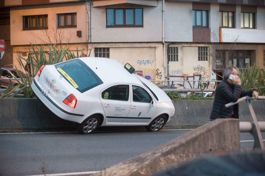 Un coche sin freno de mano se sube a la mediana de la avenida del Ejército