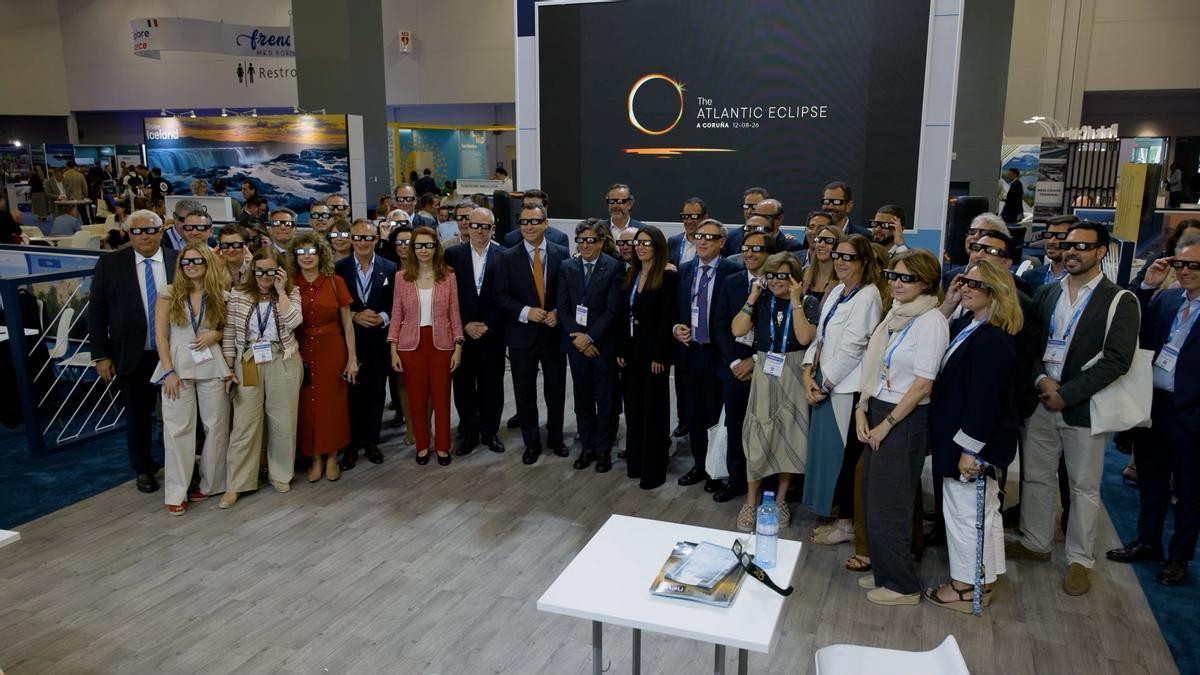 En el centro de la imagen, el presidente de la Autoridad Portuaria Martín Fernández Prado, el presidente de Puertos del Estado Gustavo Santana, y el concejal de Cultura y Turismo Gonzalo Castro, junto a representantes del sector de cruceros y autoridades portuarias durante la presentación del 'Atlantic Eclipse' en la 'Seatrade' de Miami.