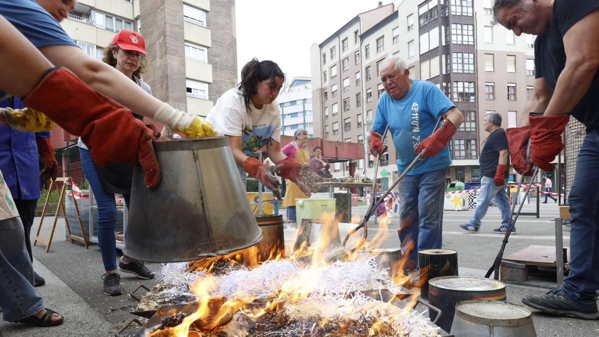 Fiesta del rakú en la Escuela de cerámica el pasado año.
