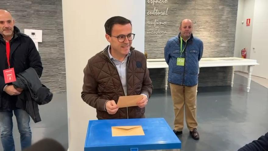 Vídeo | El candidato socialista, Miguel Ángel Gallardo, en el momento de votar