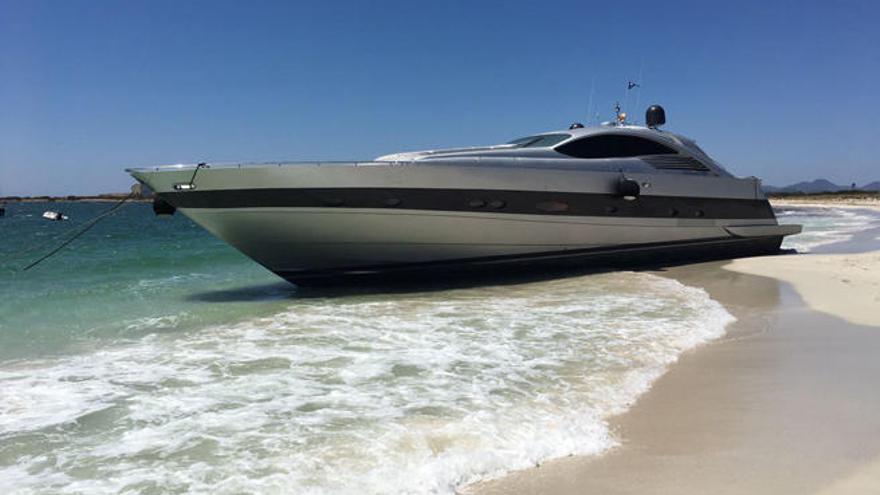 Un yate encalla en la playa de es Caragol