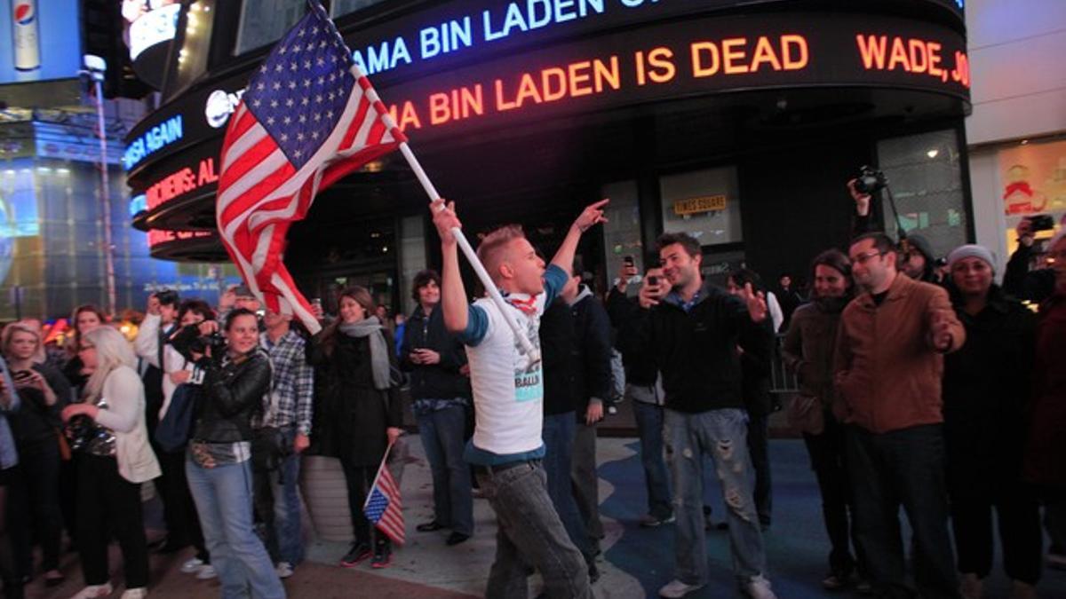 Ciudadanos celebran la muerte de Bin Laden en Nueva York.