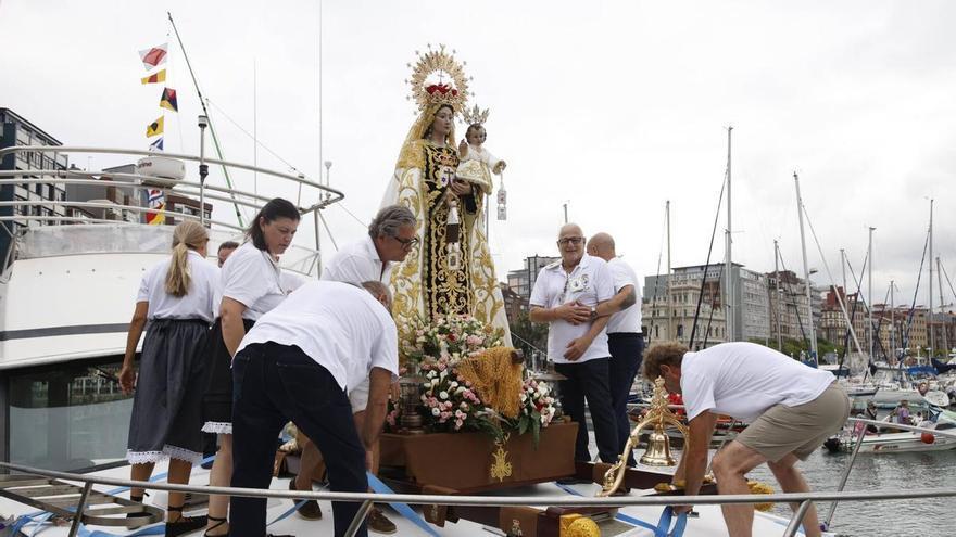Gijón se vuelca con la Virgen del Carmen en una procesión multitudinaria por tierra y mar: “La devoción que estamos viendo es impresionante”