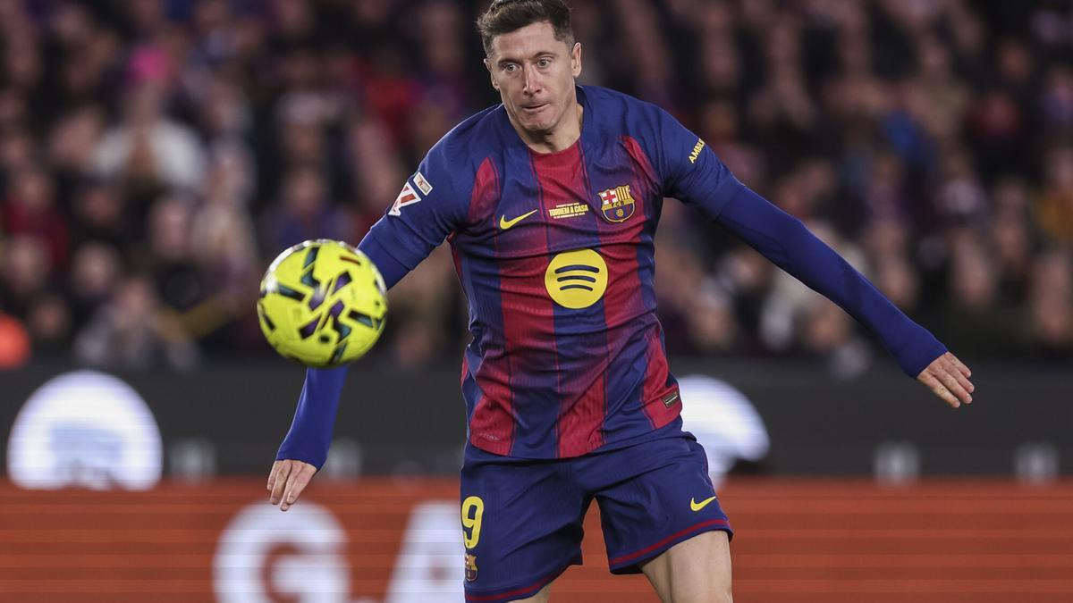 Lewandowski abandona la Ciutat Esportiva tras trabajar toda la mañana en el gimnasio.