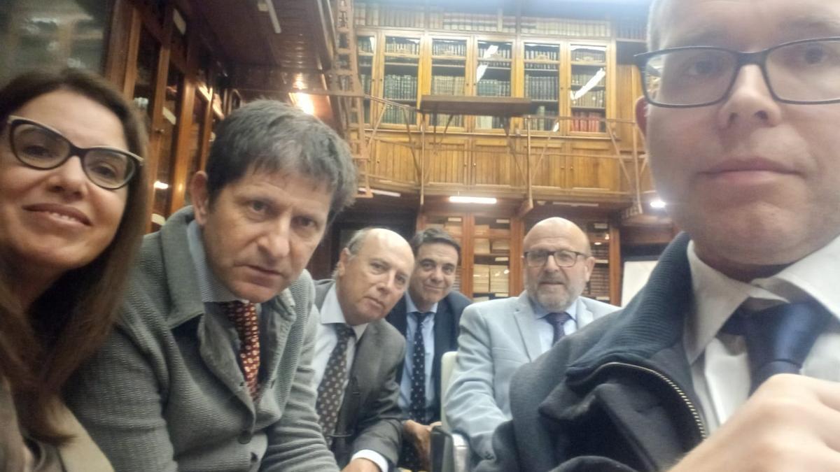 Los seis miembros del comité de huelga, durante un momento de la reunión que se ha prolongado hasta las nueves de la mañana.