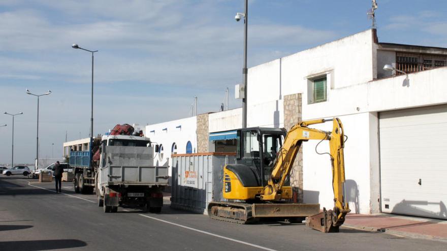 Inici de les obres al port pesquer de Roses.