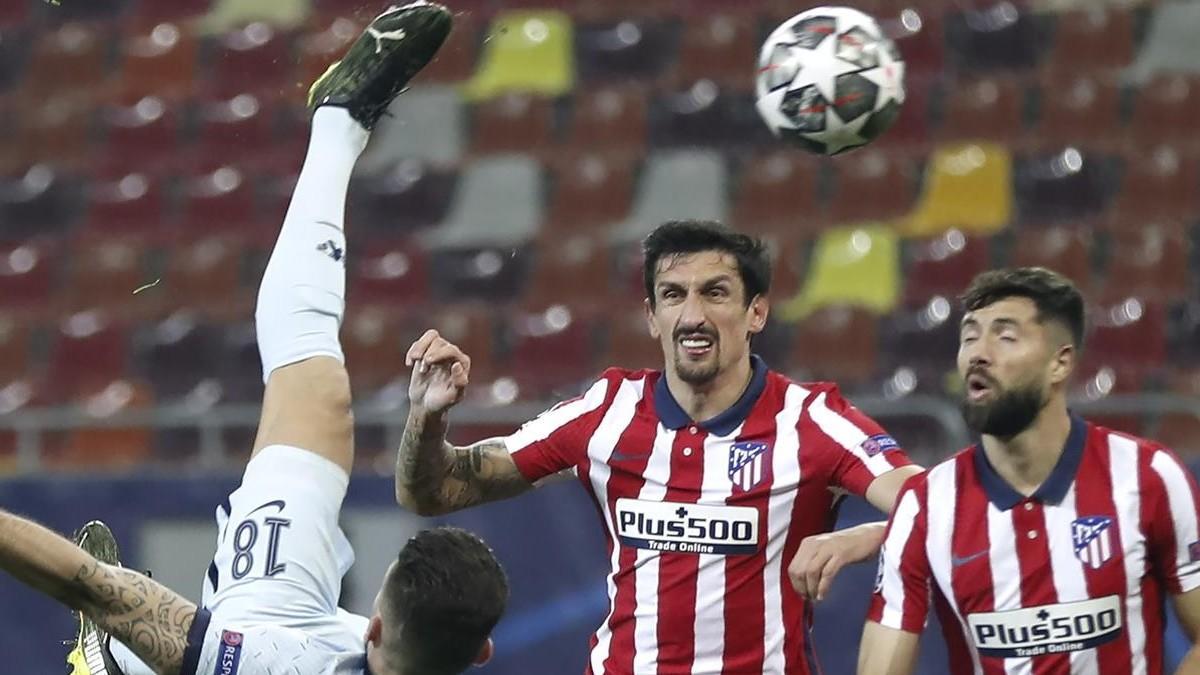 Giroud, poco antes de perforar la portería del Atlético