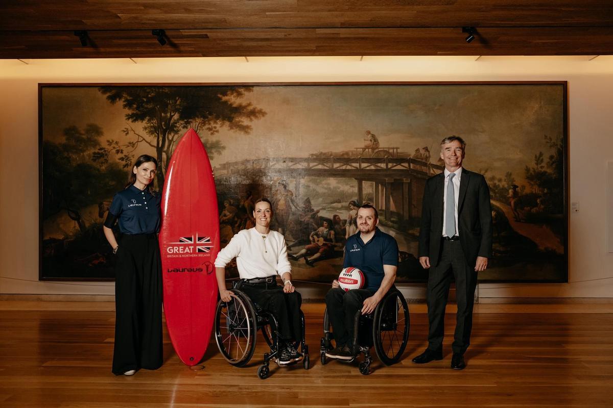 Almudena Fernández, cofundadora de Kind Surf; Andy Barrow, embajador de Laureus, conferenciante y exatleta paralímpico; y Sir Alex Ellis, embajador británico en España, tras la celebración de la mesa ‘Gamechangers: Shaping the Future of Inclusive Sport’.