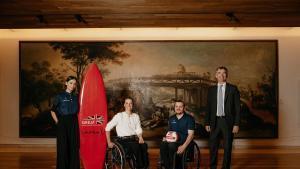 Almudena Fernández, cofundadora de Kind Surf; Andy Barrow, embajador de Laureus, conferenciante y exatleta paralímpico; y Sir Alex Ellis, embajador británico en España, tras la celebración de la mesa ‘Gamechangers: Shaping the Future of Inclusive Sport’.