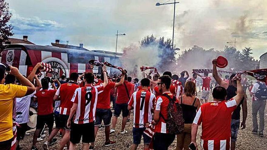 Los aficionados rojiblancos, recibiendo al equipo el pasado domingo en Haro.