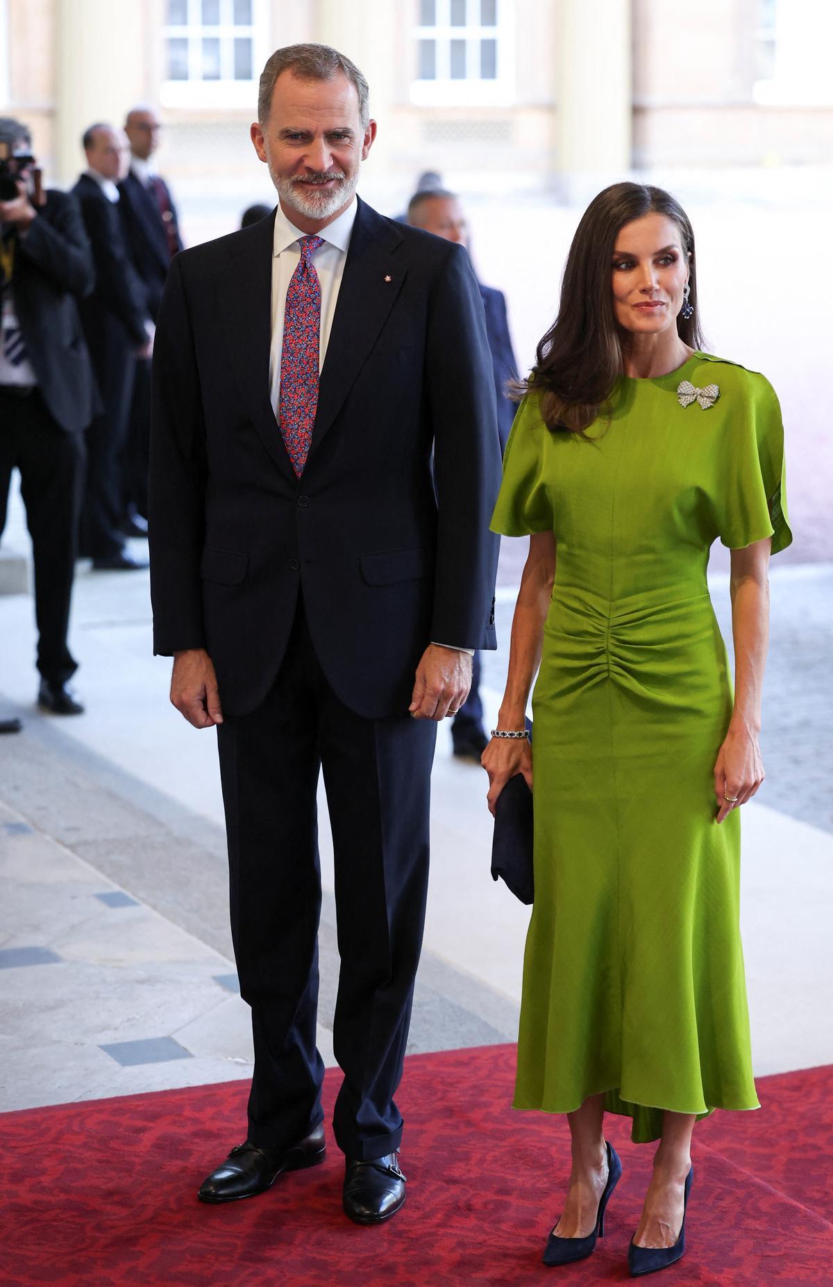 Los Reyes de España, juntos en la recepción previa al día de la coronación de Carlos de Inglaterra