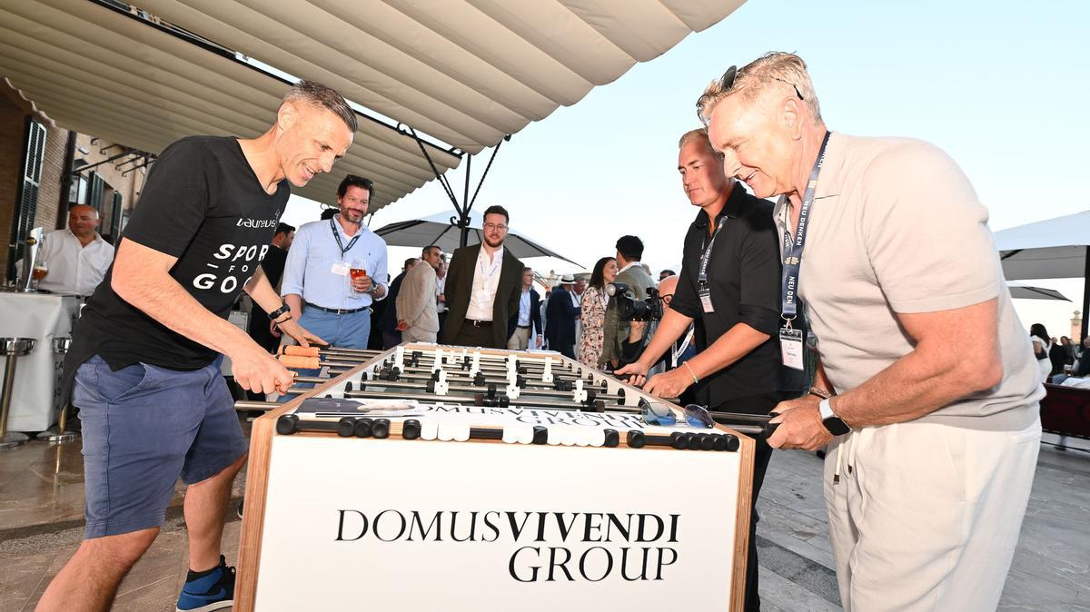 Wirtschaftsbosse messen sich auch am Tischfußball.