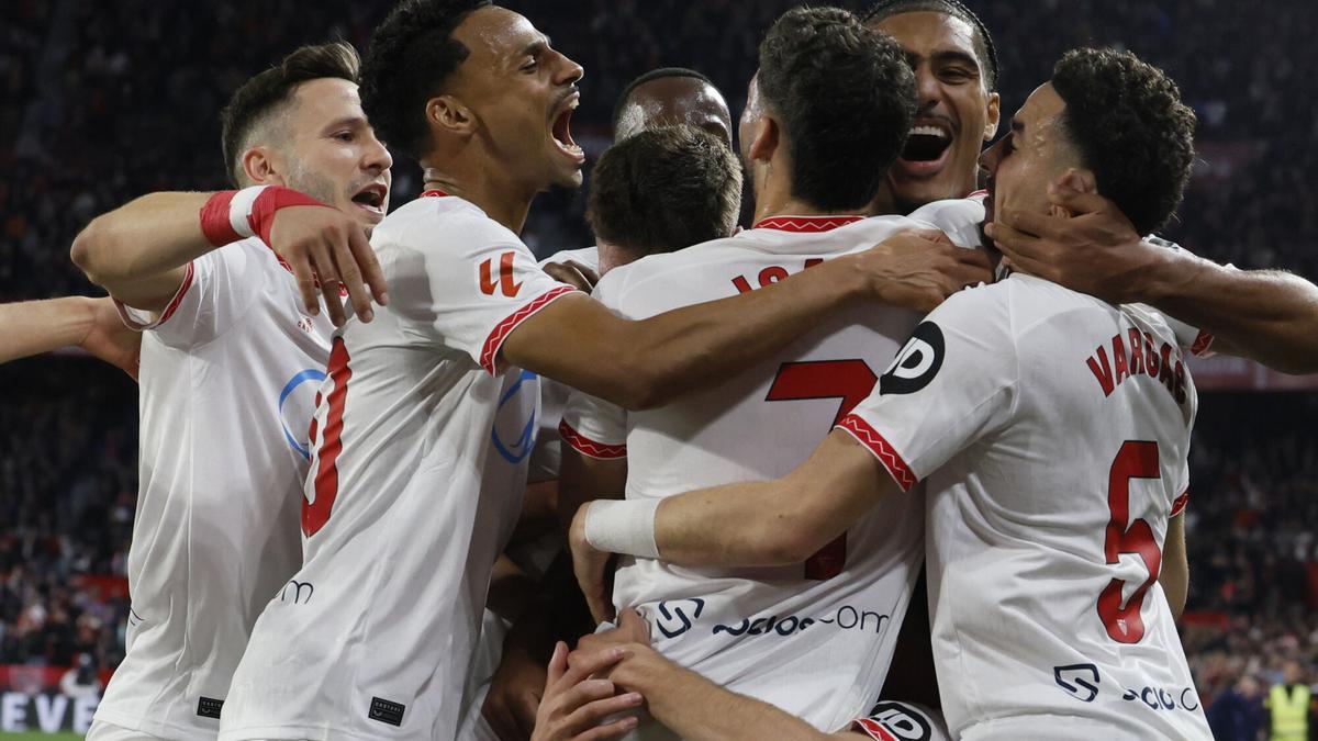 Los jugadores del Sevilla celebran su gol durante el partido de LaLiga que Sevilla FC y RCD Mallorca.