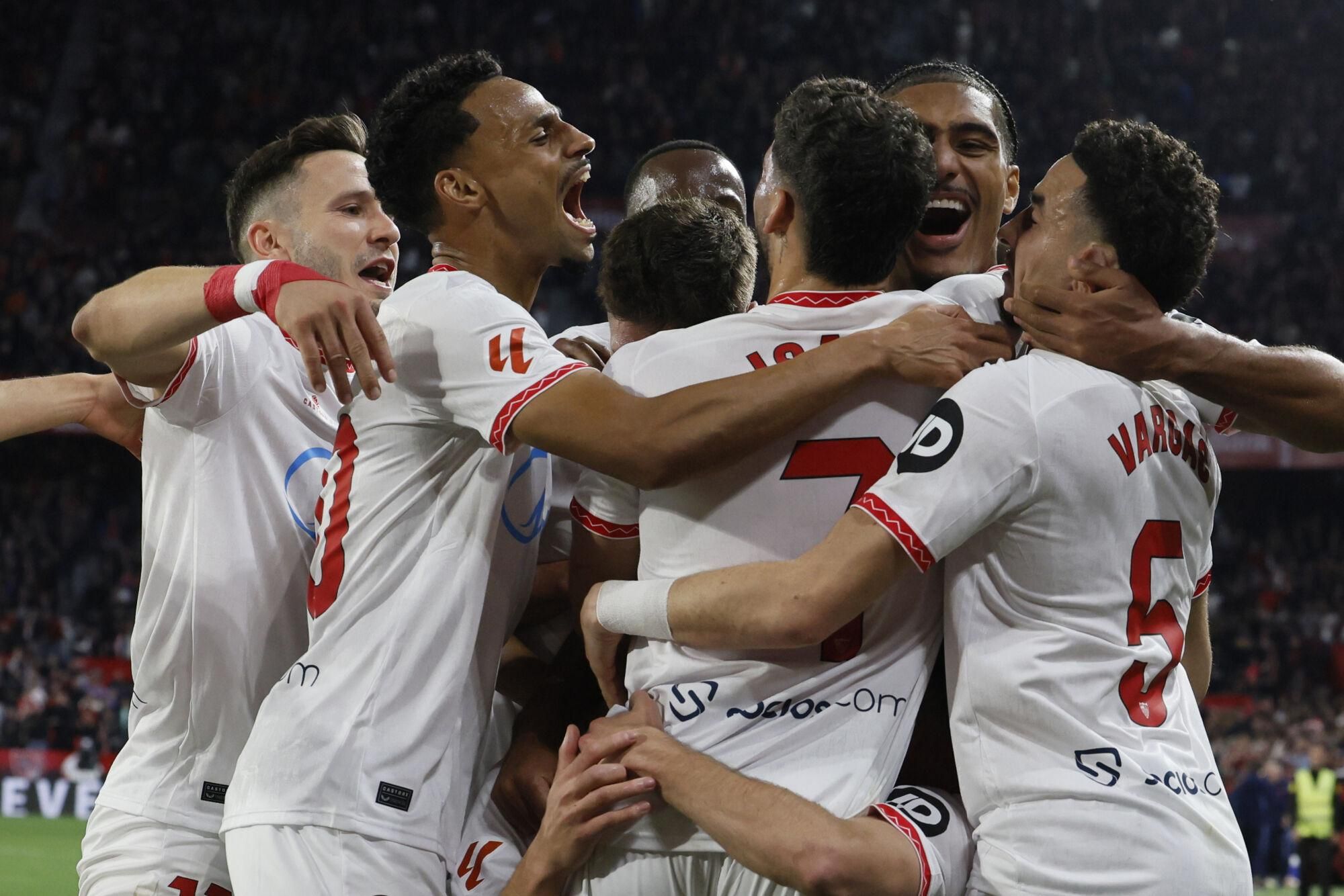 SEVILLA, 24/2/2025.- Los jugadores del Sevilla celebran su gol durante el partido de LaLiga que Sevilla FC y RCD Mallorca disputan este lunes en el estadio Ramón Sánchez-Pizjuán. EFE/José Manuel Vidal