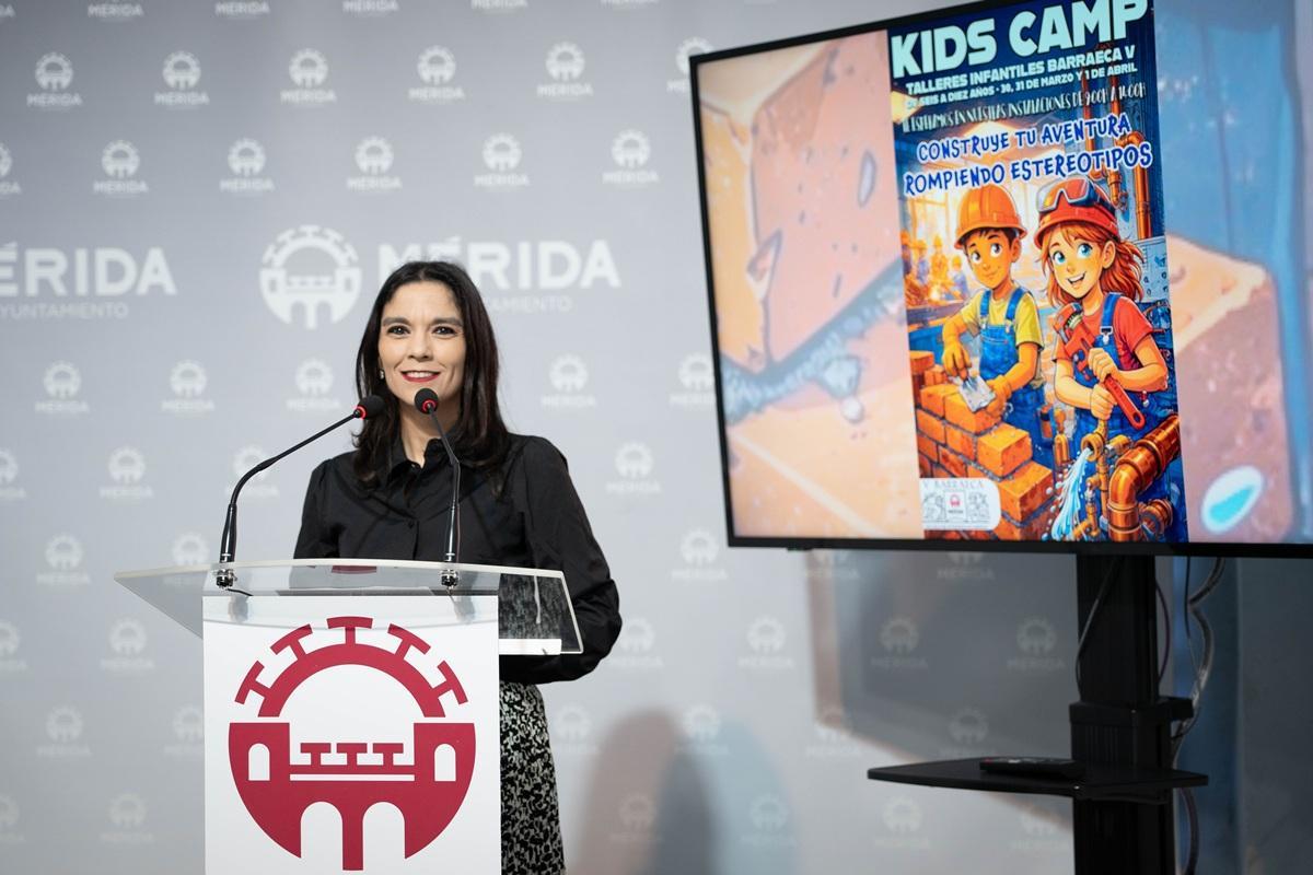 La delegada de Formación para el Empleo del Ayuntamiento de Mérida, Pilar Amor, durante la presentación de una nueva edición del programa Kids Camp.