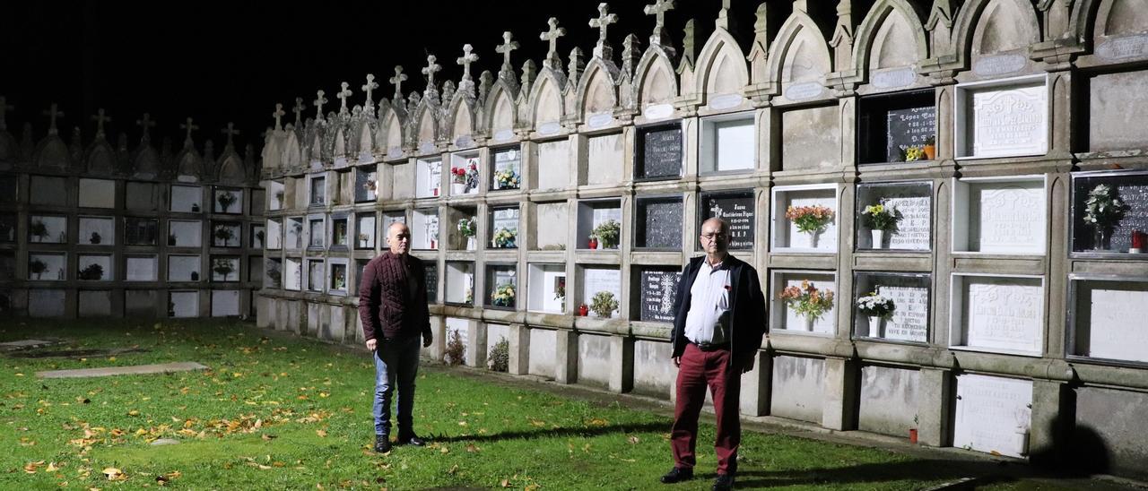 El alcalde (derecha) y su único concejal afín presentando la iluminación instalada en el cementerio de Santa Baia.