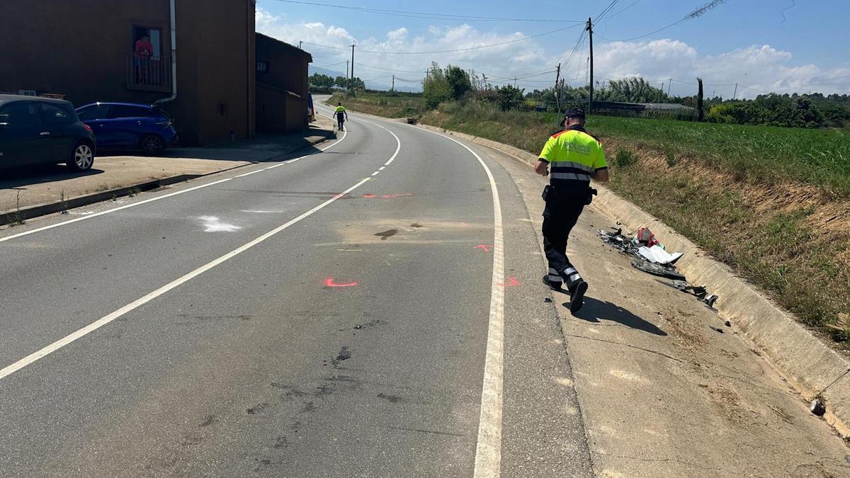 Mossos de trànsit en el punt de l'accident on va morir aquest juny un motorista a la GIP-5101 a Vilanant