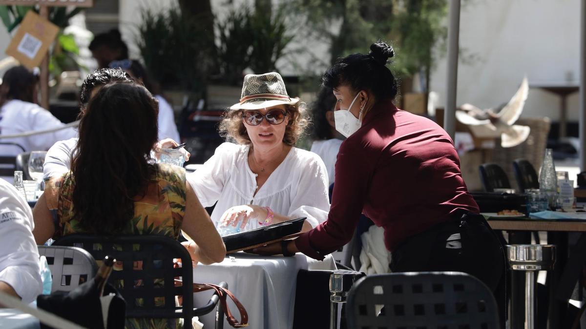 Una cambrera atén uns clients en un restaurant, en una imatge d&#039;arxiu