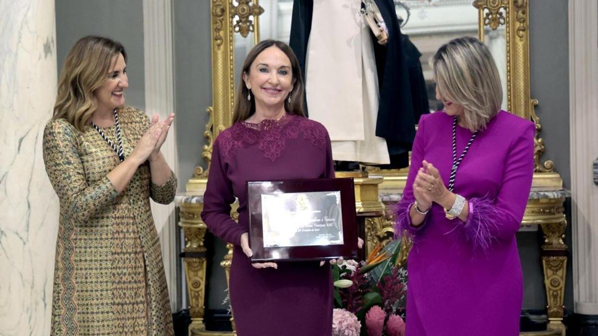 Entrega del nombramiento a Vicenta Evangelina