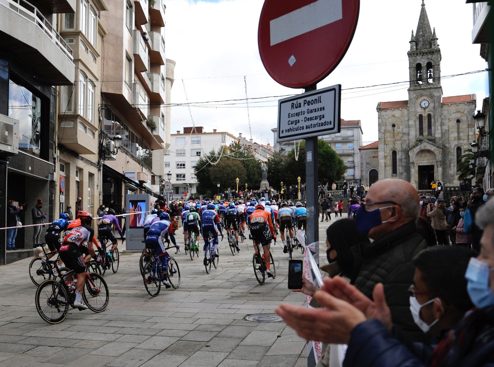 La serpiente multicolor de la Vuelta a España, a su paso por Galicia