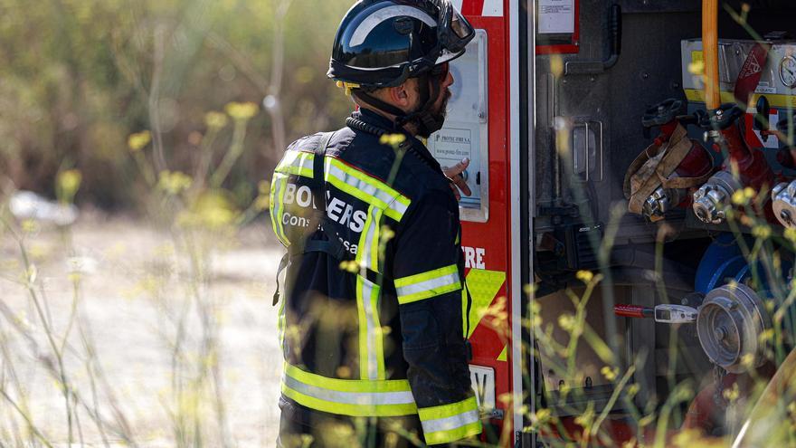 Los bomberos sofocan un incendio agrícola en Santa Eulària