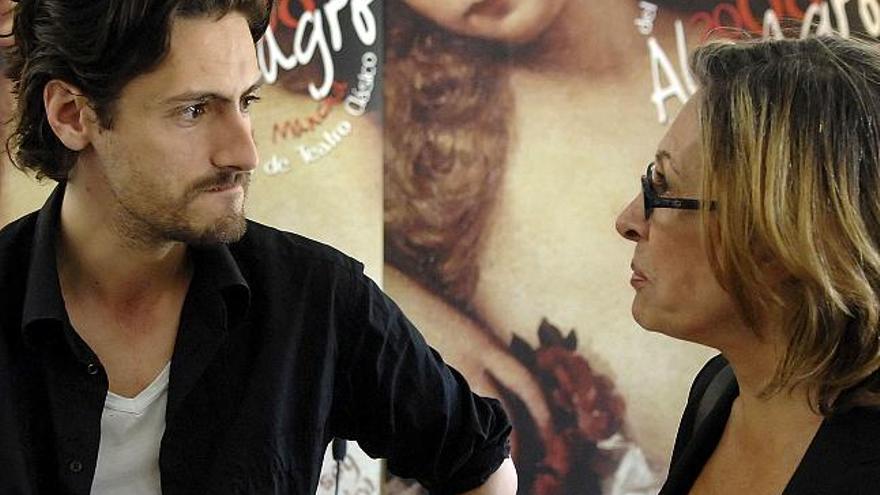 El director y protagonista de &quot;Hamlet&quot;, Juan Diego Botto (i), conversa con su madre Cristina Rotta durante la presentación de la obra de Willam Shakespeare que se representará en la antigua universidad renacentista dentro de la XXXI edición de este Festival Internacional de Teatro Clásico de Almagro.